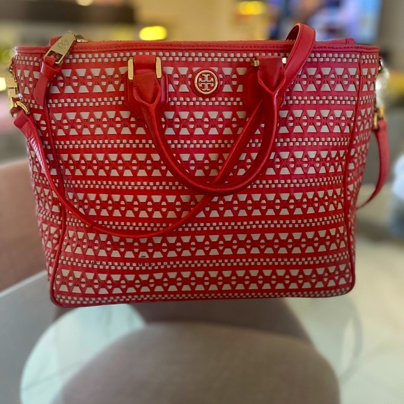 Tory Burch Handbag. Leather. White and orange contrast. Large pockets. Beautiful